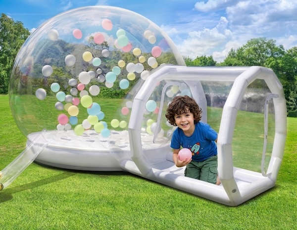 Uśmiechnięte dzieci w dmuchanym zamku bubble house